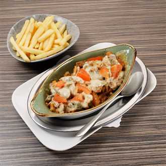 Gyros mit Metaxa-Tomatensauce und Käse überbacken