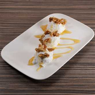 Griechischer Sahnejoghurt mit Honig und Walnüssen